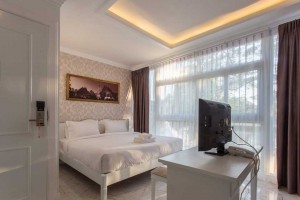 B2 Riverside Colonial